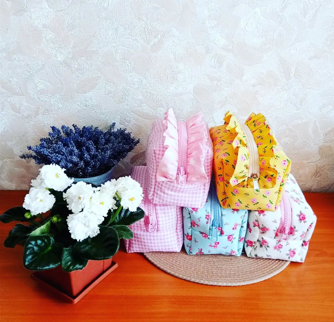 Уход за косметичкой:
 1. Стирать, вывернув на изнаночную сторону.
 2.Стирать вручную или на деликатном режиме при 30°С.
 3.Рекомендуется использовать небольшое количество средства для стирки. 
  4.После стирки, вывернуть косметичку, придать руками прежнюю форму и в таком состоянии дать высохнуть. 
ЗАПРЕЩЕНО!!! 
- не сушить на батарее, 
- не отбеливать, 
- не гладить, 
-не скручивать. 

#sumlik
#косметичкаказань
#косметичкисвоимируками
#косметика
#косметичкидляDyson