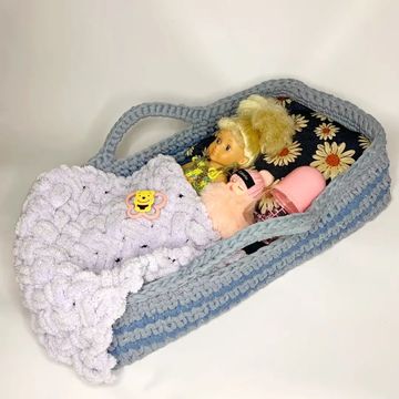 Почему у девочки должны быть куклы?
По мнению детских педагогов-психологов, они играют важную роль в психологическом и эмоциональном развитии малышей. Все, что видит девочка вокруг себя, реализует в сюжетно-ролевых играх. В это время маленькие "мамы" моделируют ситуации, проживают эмоции, воспроизводят действия окружающих их людей, развивают творческие способности, фантазию и воображение. Учатся ухаживать, лечить, кормить, жалеть и любить!

У куклы должны быть предметы обихода!
К примеру, такая люлька-кроватка научит не только укладывать спать, но и заправлять постель. В то же время вырабатывать в малышке ответственность за личное пространство. 
У куклы моей внучки теперь есть люлька! 
❤❤❤❤❤ 

# roza🌹игрушки