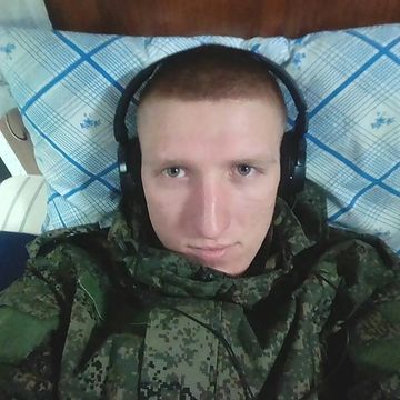 Проходят дни и жизнь идёт, 
Вперёд стремится время без возврата. 
Живу и знаю - не придёт,
Уже вот год не вижу брата.
               
Его не вижу целый год,
Хотя всегда стоит перед глазами -
Походка быстрая и высокий рост,
Как-будто и сейчас он рядом с нами.
               
Вот слышу - будто говорит,
Вот вижу - он завёл машину.
И снова шутит и спешит...
Чтоб жизнь пройти наполовину.
               
Осталась память о былом,
Что были вместе все когда-то,
И шумным был наш старый дом,
Но, нет давно родных  и год вот - брата.
               
Ничто теперь не возвратит
Того, что сердце хранит свято.
Остался лишь крест 
И от рождения до смерти  дата.
               
Всё эта линия с тех пор
В себя безжалостно вложила -
Года его, как приговор,
Та линия в душе пронзила.
              
Наш юморист, наш золотник бесценный!
Где ты сейчас? 
И помнишь ли земной приют?
Я знаю, сердце твоё плакало, наш бедный,
Когда до смерти было несколько минут.
               
Я знаю, жизнь твоя в глазах вся пробежала,
И всё ты понял - смерть нельзя остановить.
Я знаю, брат мой, как обида обжигала,
Когда беспомощный, не мог ты говорить.
               
Ты вспомнил, брат, наверное же маму,
И всех, конечно же, кто был всегда с тобой,
И может думал: - если только встану,
То всем скажу: "Любите! 
Сколько жизни той!
Но всё потом распорядилось ведь иначе,
И не хватило тебе жизненных минут...
И вот, сегодня вспоминая плачу -
Ну, сколько жизни той?! 
 Пускай бы ты был тут!
             
         Любите и жалейте все друг друга!
                Ведь к каждому из нас придёт когда-то
                Зловещая, с косою смерть-подруга,
                Чтоб жизнь отнять, как год назад у БРАТА! 

 😭😭😭😭😭😭😭😭😭