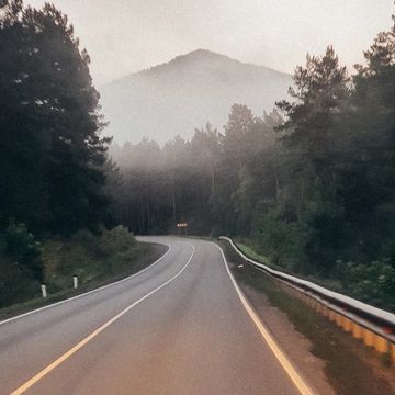 Когда живёшь в окружении гор, вообще воспринимаешь это как в порядке вещей, и кажется, что не может быть по другому. 

#катунь #рекакатунь #алтай #республикаалтай #горныйалтай #чемал #черга #лето