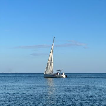 🛥️ мечтаю прокатиться под парусом ———————————————————————————————— #лето #июль #абхазия #апсны #сухум  #яхта #виднаморе #путешествуйснами #давайувидемвесьмир #fotografia #nofilter