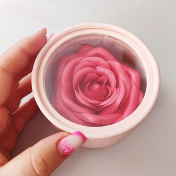 Румяна в виде розы 😍
Это любовная любовь! 
Такой красоты я давно не встречала! 
Увидела данную прелесть у одного бьюти блогера, и так как я люблю все красивое, и необычное, я естественно заказала себе. Купила на Wb. Цена была 609 рублей! Цена ооооочень радует! 
Так вот, такая красотка - роза, в объёмном оформлении, с изысканными тончайшими лепестками, обсыпанные россыпью с еле-еле заметными шиммерными вкраплениями. Листочки мягкие и подвижные. Податливые к прикосновению ворса кисти для румян и очень эластичные!
Сама картонная коробочка изначально была обтянута вкуумной плотной плёнкой в виде слюды, что явилось защитой от вскрытия! Очень важный момент! 
Картон достаточно плотный! А крышечка с прозрачным оконцем очень туго натягивается при плотном закрывании. Не отлетает!
Оттенок у самой упаковки нежно розовый, обрамлен в круговую цветочным принтом. А сама торговая марка нанесена бликующим зеркальным серебристым шрифтом.
Оттенок же румян-очень нежный,розово - коралловый оттенок. А на солнышке уходит в естественную розовинку. Придают нежный сатиновый финиш!
Покрытие придает эффект сияния, блюра. 
Стойкость потрясающая! Даже в жару с утра нанесла тональный крем, чуть прошлась светоотражающей пудрой по лицу и нанесла данные румяна. До вечера даже подправлять ничего не надо. Несмотря на то, что тип моей кожи склонен к жирности.
Всеми руками рекомендую данный продукт! И цена, и вид, и качество! Все на высоте! От одного дизайна я получаю эстетическое удовольствие. 
Арт. 227802613