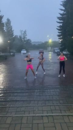 naduyshechka.i в LOOKY. #zumbalsk,#zumba,#танцыподдождём,#лето,#дождь,#лесосибирск,#lsk,#zumbadvizh. ZUMBA под дождем 🌧️...