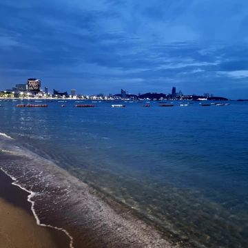 Центральный пляж Паттая🏖
Хотя он и считается одним из самых протяжённых и широких пляжей, но, на мой взгляд, не самый приспособленный для туристического отдыха, так как днем здесь выделенных мест для купания мало, никуда не спрячешься от палящего солнца, потому что растительность в этом месте скудная, а шезлонги (их мало) занимают те, кто готов за них платить. Но особо не заметила, что в этом месте активно купаются. Да и большую площадь занимают торговцы с палатками, массажисты, маникюрщицы и другие тайские работяги. А через дорогу расположено большое количество баров/ресторанов/кафешек. Но с приходом вечера на пляже собираются большие компании туристов, или тайцы со своими семьями и устраивают настоящие пикники с выпивкой и барбекю. После таких посиделок пляж кажется грязноватым, тайцы не особо заботятся о чистоте, да и туристы не всегда убирают за собой мусор🥲 
Купаться я бы именно в этом месте не советовала, ооочень много рыбатских лодок со снастями, прогулочных катеров и гидроциклов, так как главный пирс находится вначале пляжа.
Но прогуляться вечером и насладиться увесилительной атмосферой, пройтись по красивой улице, украшенной всевозможными светодиодными герляндами, фонарями, послушать местную музыку, считаю просто замечательной идеей😌👌 

#центральныйпляжпаттая#паттая#таиланд#тайцы#местнаякультура#туризм#путешествие