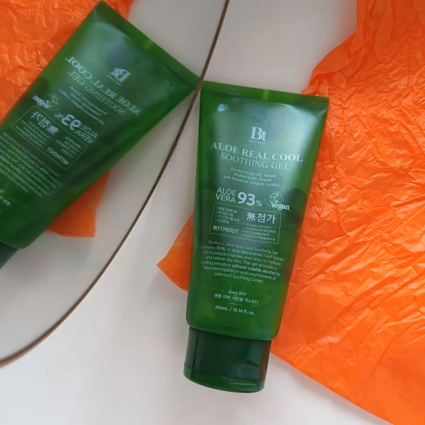 Люблю его нежно💚

 BENTON aloe real cool soothing gel @bentoncosmetic_russia

Раньше он был в круглой шайбе, что делало его использование менее комфортным, лично для меня (не люблю я банки🤪ассоциация с надписью в столовке: "Пальцами и яйцами в соль не тыкать" 🤪) 
Использую опять же в качестве маски, как средство для охлаждения(особенно из холодильника, от отеков оч😉 карашо👌🏻), снятия раздражения, успокоения, от укусов, от зуда, при порезах, ожагах- по всякому👍🏻 Чтобы увлажнялось дольше, могу сверху пропитанные тоником, а то и водой🫣 диски/пэды приложить, вечно забываю купить маски прессованные в таблетках🤦🏻‍♀️, с ними  вааще🔥

Этот товарищ из геля при распределении превращается в воду и не липнет саааавсем. Ощущение, что и не было ничего 🤷🏻 только кожа мягче и увлажненная.

Ещё люблю за отсутствие отдушки, поэтому перевела в разрез на "морду лица", ибо на ноги после бритья нынче юзаю ароматного собрата российского производства.

Не то, чтобы я закупалась только в Яблоке , но как правило, по акции, в районе 300₽ беру его именно там.

Любите гель алоэ? Как используете?

У меня настроение #оранжевое_лето , а у вас?

Всех обняла😘