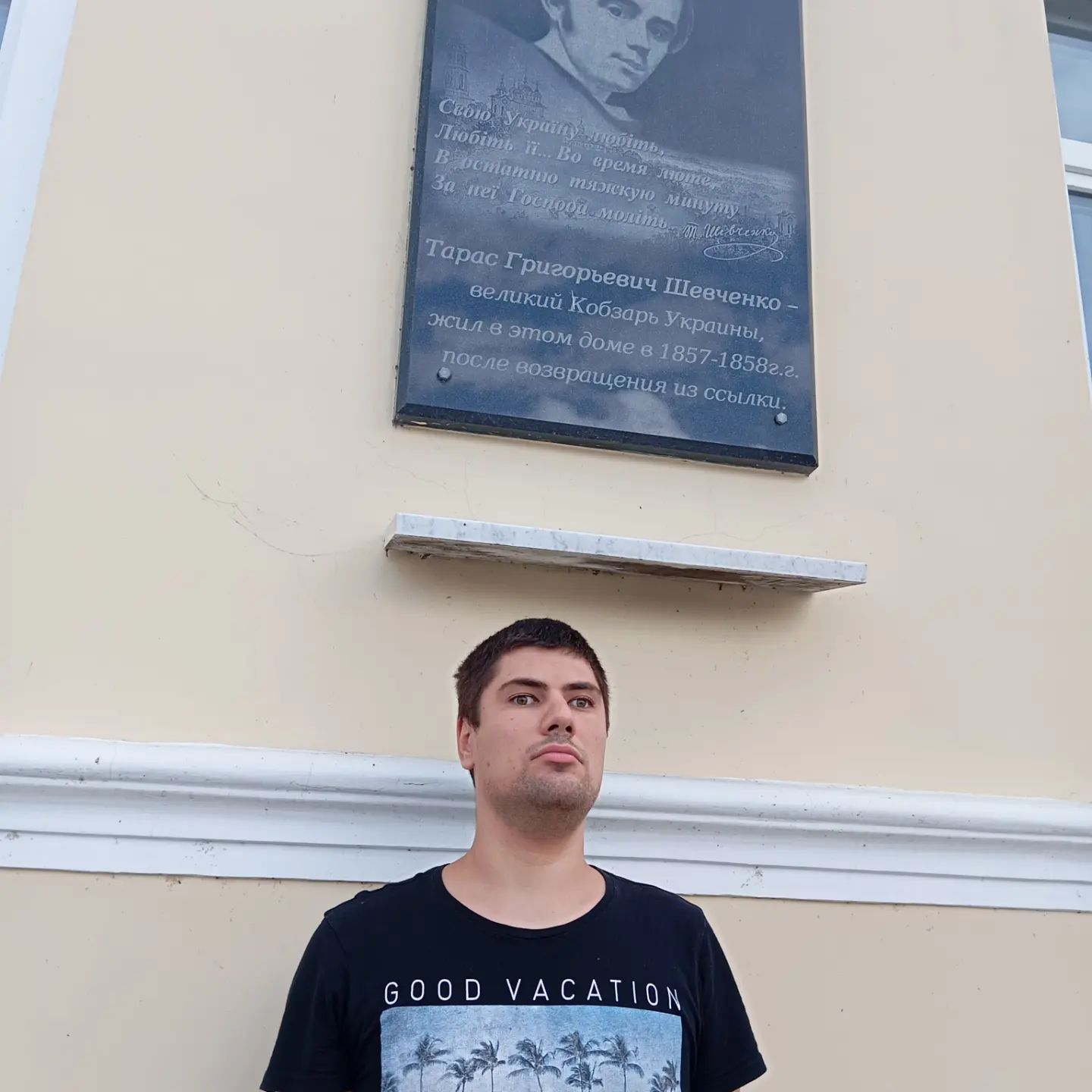 Сходили в музей внутри Кремля. От дождя спрятались в Тайницкой башне, полёт засняли с телефона.