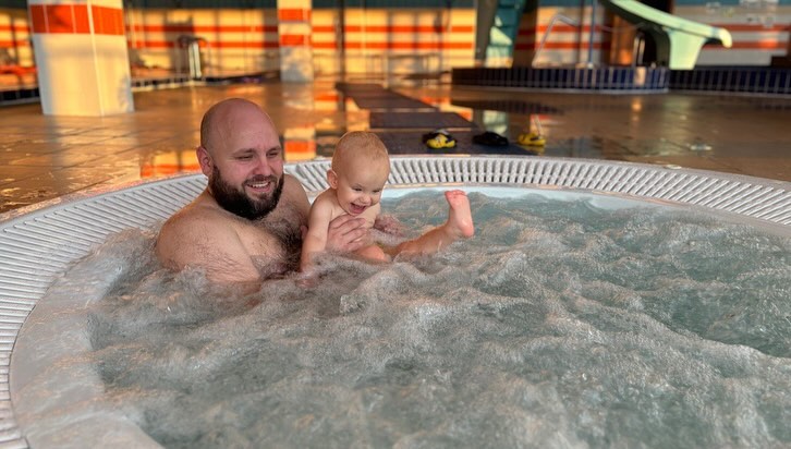 sergey_antonov_off в LOOKY. #семья,#мама,#папа,#бассейн,#family,#mom,#top,#myfamily. Вечер воскресенья уд...