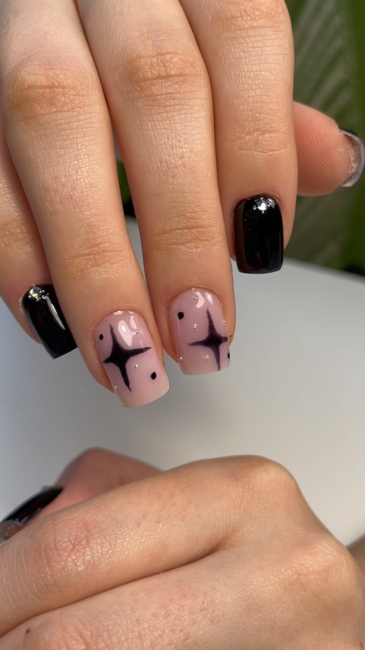 elenabris_nails в LOOKY. #черныйманикюр,#укреплениеногтей,#маникюрмосквабеговая,#квадратныеногти,#звездныйманикюр,#черныйдизайнногтей. Укрепление гелем и а...