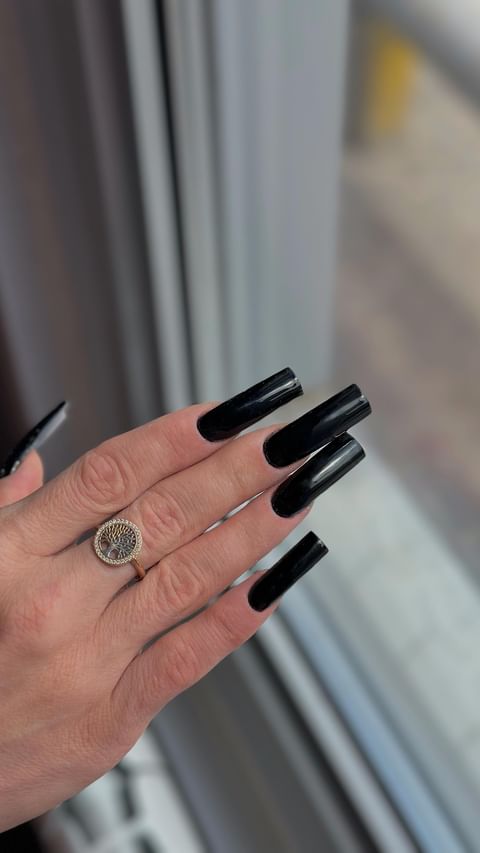 kriiisnailss in LOOKY. . 🖤