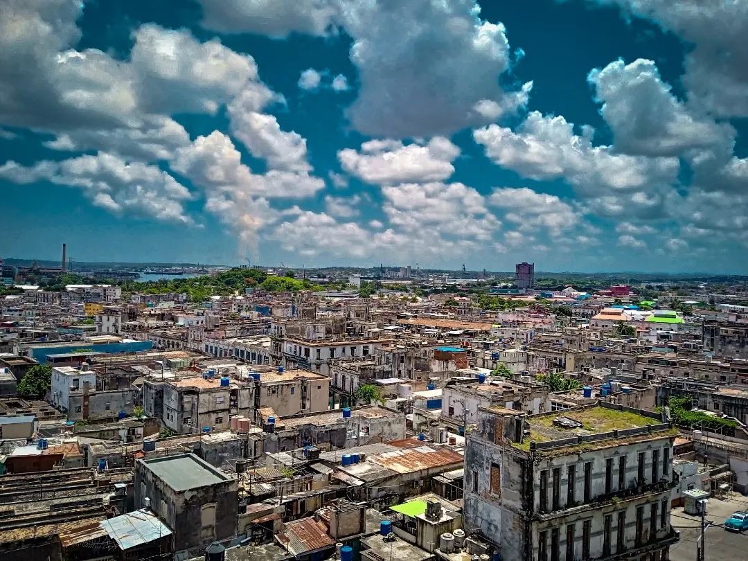 reydleyph in LOOKY. #habana,#havana,#paisajes,#turismo,#fotografia,#cuba,#cubanosporelmundo🇨🇺,#cubatravel,#fotograficallejera,#cubaenfotos,#notes,#inspiration. Mi #habana mi vieja ...