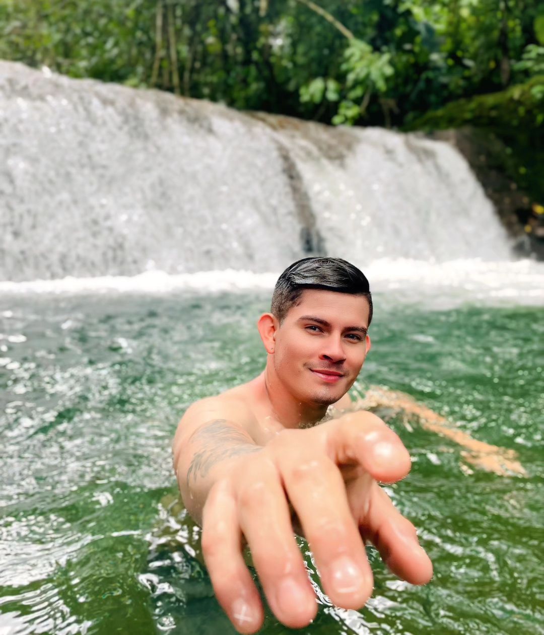 adriian_rondon в LOOKY. #gay,#gayguy,#gayfit,#gayman,#gaylife,#gaypride,#gaymadrid,#gayespaña,#gaychile🇨🇱,#barranquillagay,#chapinerogay,#gaybrasil,#gayfollow,#follow,#love,#photogay,#boystyle,#boy,#boys,#boysloveboys. EN MEDIO DE LA DIFIC...