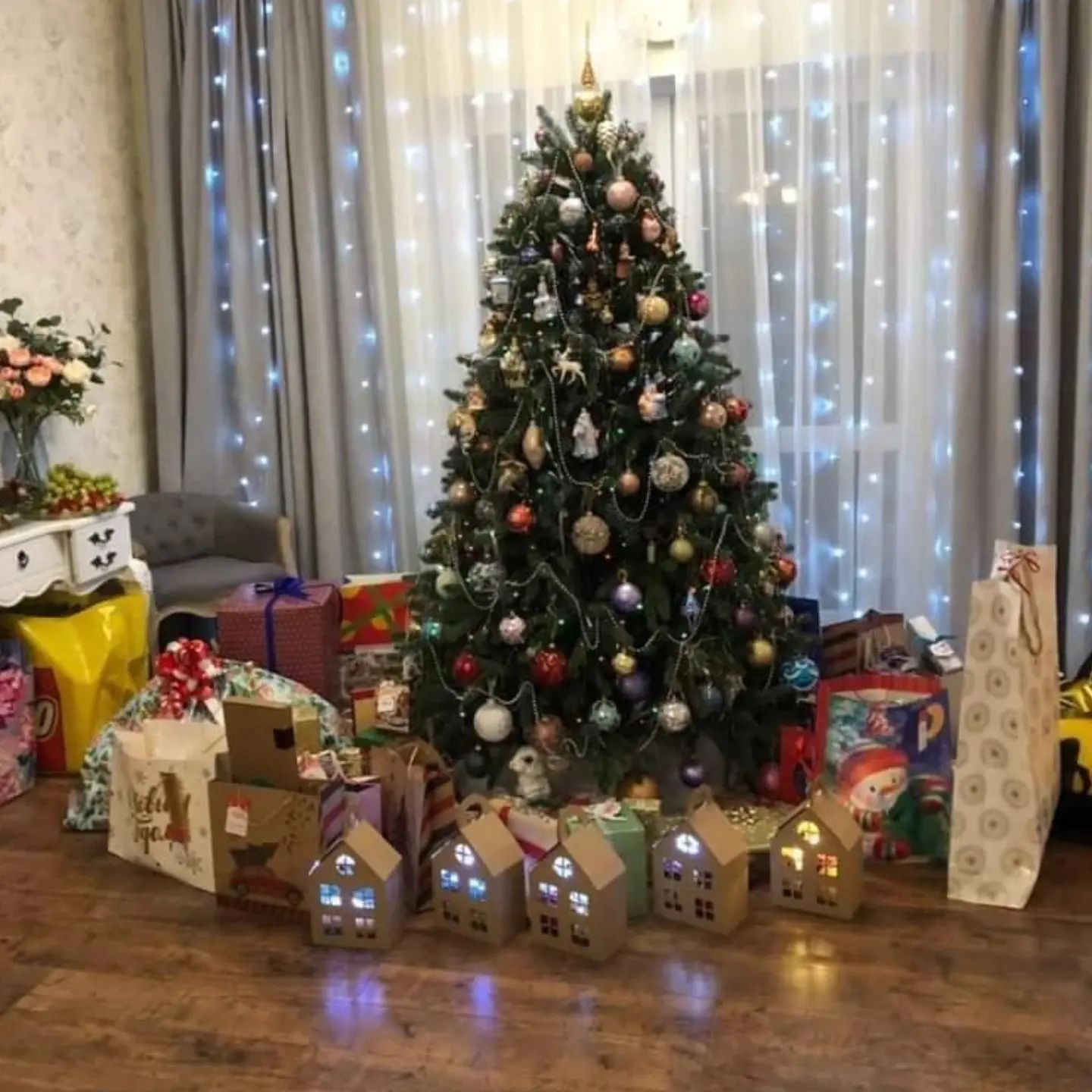Домики из плотного микрогофрокартона нашего производства для декора и для упаковки подарков
У нас вы можете купить от 1 штуки разного размера двух цветов: белые и крафт.
Мы изготавливаем в Карелии (Петрозаводск).
Купить вы можете на нашем сайте или на озон. Ссылка общая в шапке нашего профиля.

#дом #домизкартона #домкоробка #коробкадом #домизкартона #картонныйдом #белыедомики #рождество #рождественскаядеревня #новогоднийдекор #рождественскийдекор #деревняиздомиков #новыйгод #символгода #деревня #оформлениеокна #новогоднееокно