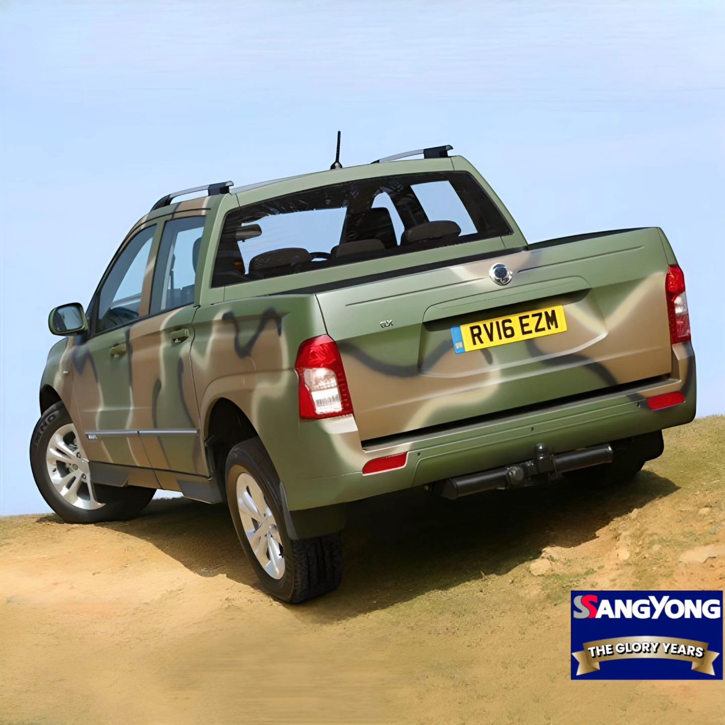 SSANGYONG "THE GLORY YEARS" - POWERED BY MERCEDES-BENZ

SsangYong Actyon/Korando Sports. ¡Llena de valor!
(Parte 2)

También está disponible una gama de techos rígidos opcionales para brindar protección contra la intemperie y seguridad al área de carga.

Tres modelos: S, SX y EX
Además de la DMZ, hay tres modelos para elegir. La S es la pick-up de cabina doble más económica del mercado. La SX es un modelo superior y está muy bien equipada con llantas de aleación de 18”, cristales tintados, aire acondicionado, volante forrado en cuero, cierre centralizado a distancia, radio MP3, CD y RDS con puerto USB auxiliar y conectividad Bluetooth, así como dirección asistida sensible a la velocidad. La versión EX también cuenta con llantas de aleación de 18”, y añade el toque de lujo de la tapicería de cuero con asientos delanteros con calefacción, asiento del conductor eléctrico, espejos laterales con calefacción, ajustables y plegables eléctricamente, junto a sensores de estacionamiento traseros. Además agrega una transmisión automática Mercedes-Benz de 5 velocidades con control crucero como opción.

Garantía de kilometraje ilimitado de 5 años.
Como todos los modelos de la gama SsangYong, la nuevo pick-up Actyon/Korando Sports de 1 tonelada está cubierta por una garantía de kilometraje ilimitada de 5 años. Diseñada para ser totalmente transparente y dar a los clientes total tranquilidad "ilimitada", lo que significa precisamente eso: no una condición de kilometraje máximo que algunas marcas imponen en su letra pequeña. Todos los componentes mecánicos principales están cubiertos, incluidos los cojinetes de las ruedas, las juntas y bujes de la suspensión, las juntas de la dirección, los amortiguadores e incluso el sistema de audio. Los componentes que se desgastan, como los discos de embrague y los materiales de fricción de los frenos, cuya vida útil podría verse reducida por una mala conducción, están cubiertos durante un año o 12.000 millas, y la batería y la pintura durante tres años.

Fuente: Sitio Web "The Mud Life" y SsangYong Motor UK. www.ssangyonggb.co.uk

#SsangYong
#SsangYongMotor
#SsangYongActyonSports
##SsangYongKorandoSports
