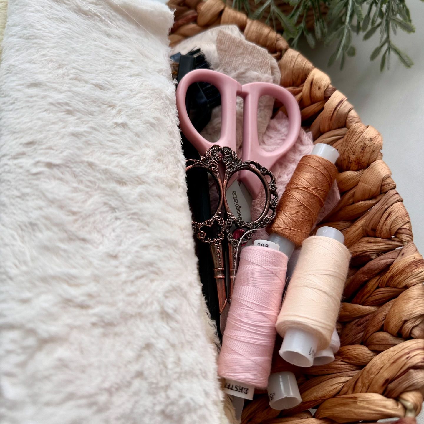 Привет из отпуска 👋
Конечно же, я уехала захватив с собой творчество ✂️
В процессе очень интересная Тедди-коллекция 🫣
Скоро обязательно все покажу…

Куколки в наличии в закрепленных сториз «НАЛИЧИЕ»👆🏻
Заказы принимаю, пишите пожалуйста в Direct 📲

#кукла #кукларучнойработы #отпуск #лето #artgallery #handmade