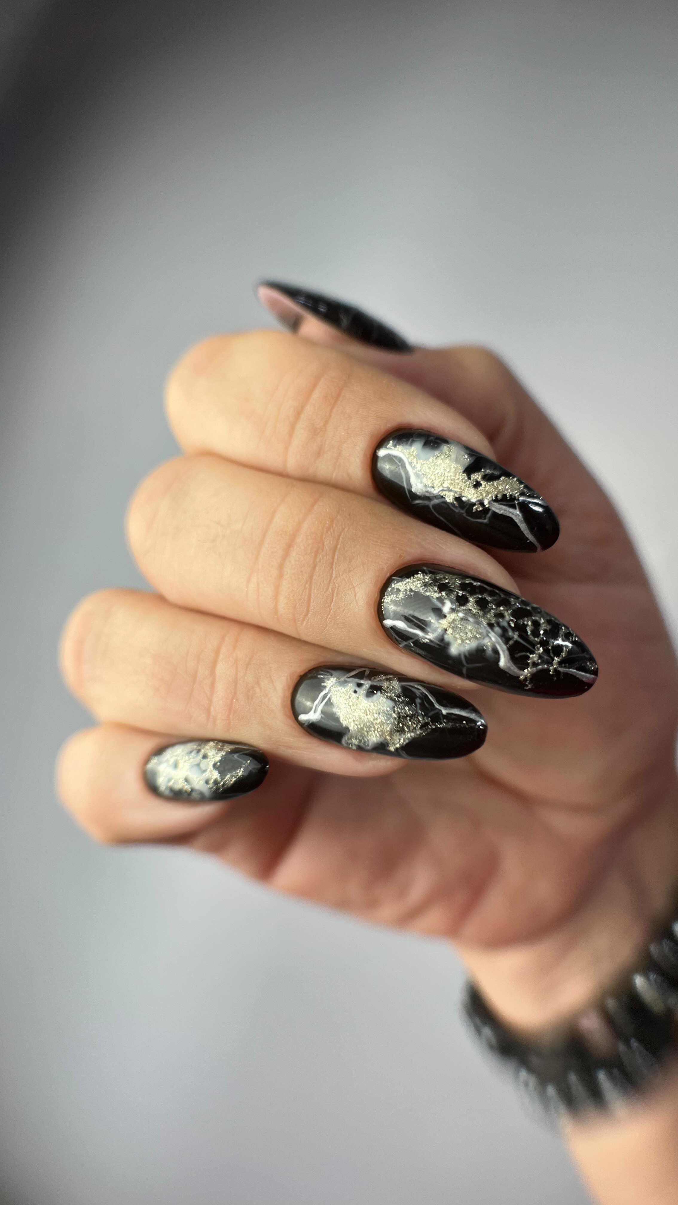zalisa_nails в LOOKY. #монохромныйдизайн,#маникюруют,#zalisa_nails,#яркийманикюр🌺,#ногтиуют,#наращиваниегелем,#маникюрзачас,#обучениеманикюру,#черныеногти,#черныйманикюр,#миндальныеногти,#летнийманикюр. Без фотошопа! Маникю...