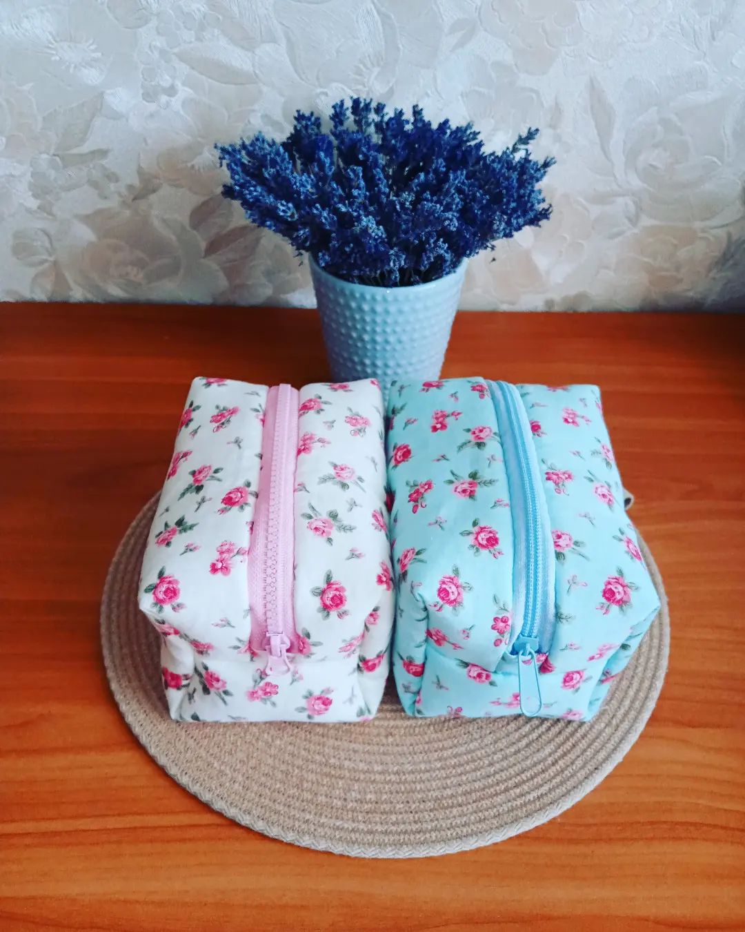 🌸Винтажная роза. 🌸
🌸Невероятное комбо тканей. 
🌸Материалы в наличии, возможны повторы (2-4 дня ожидание)
🌸На фото : S, 1200₽

🌸Я открыта к оптовым заказам 
для Вашего шоурума/магазина/ салона красоты/клиники или для любой другой ниши🌸

🌸По всем вопросам необходимо писать только в личку💫

🌸Прайс отправлю по запросу.

🌸https://t.me/olesya_creations116
🌸Мой Instagram: @olesya_creations116
🌸https://vk.com/club224644990

#косметичкаказань
#косметичкисвоимируками
#косметика