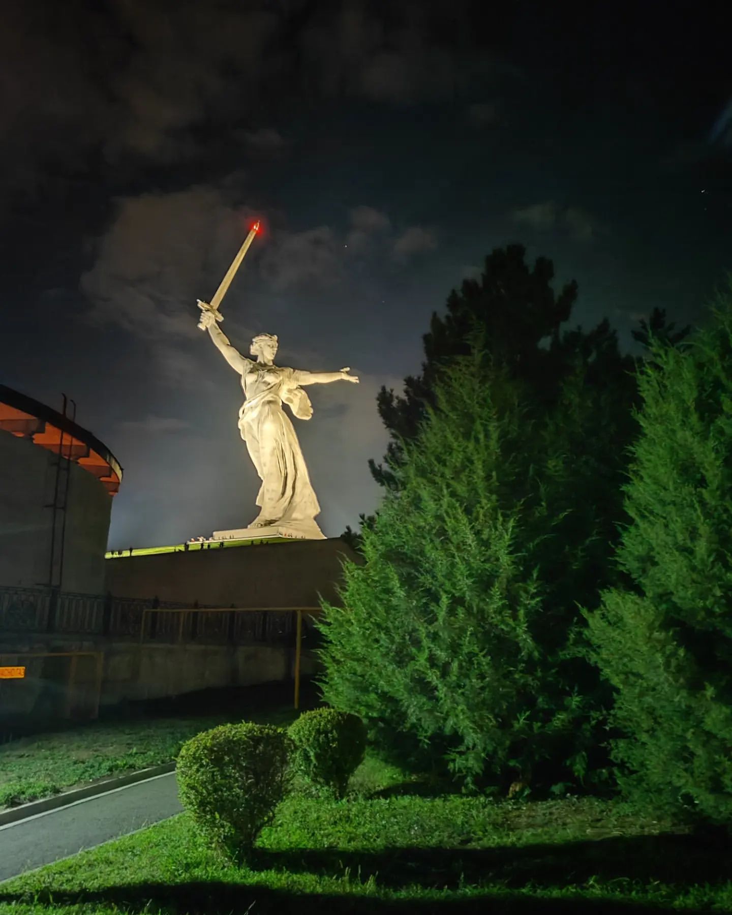 Ну вот мы и дома 🙏🏠🤞
Преодолев 2,5 тыс. километров 🤪, лёжа в своей любименький кроватке (даже не верится, после практики 45 часов в пути 😱) спешу поделиться с Вами своей сбывшейся мечтой 😌💫😍
Мамаев Курган - в самое❤ и до глубины души! 
#отпуск2024#волгоград#мамаевкурган#родинаматьзовëт#мечта