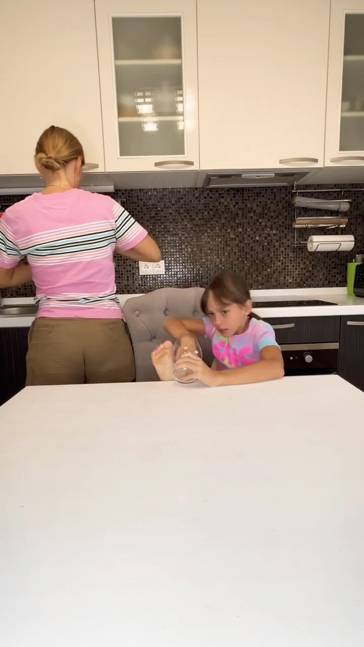 arinkaliketv в LOOKY. #аринка,#arinkaliketv,#аринкаимама,#детитакиедети,#дети,#детицветыжизни,#ребенок,#ребенокблогер,#funny. Мам, рука застряла �...