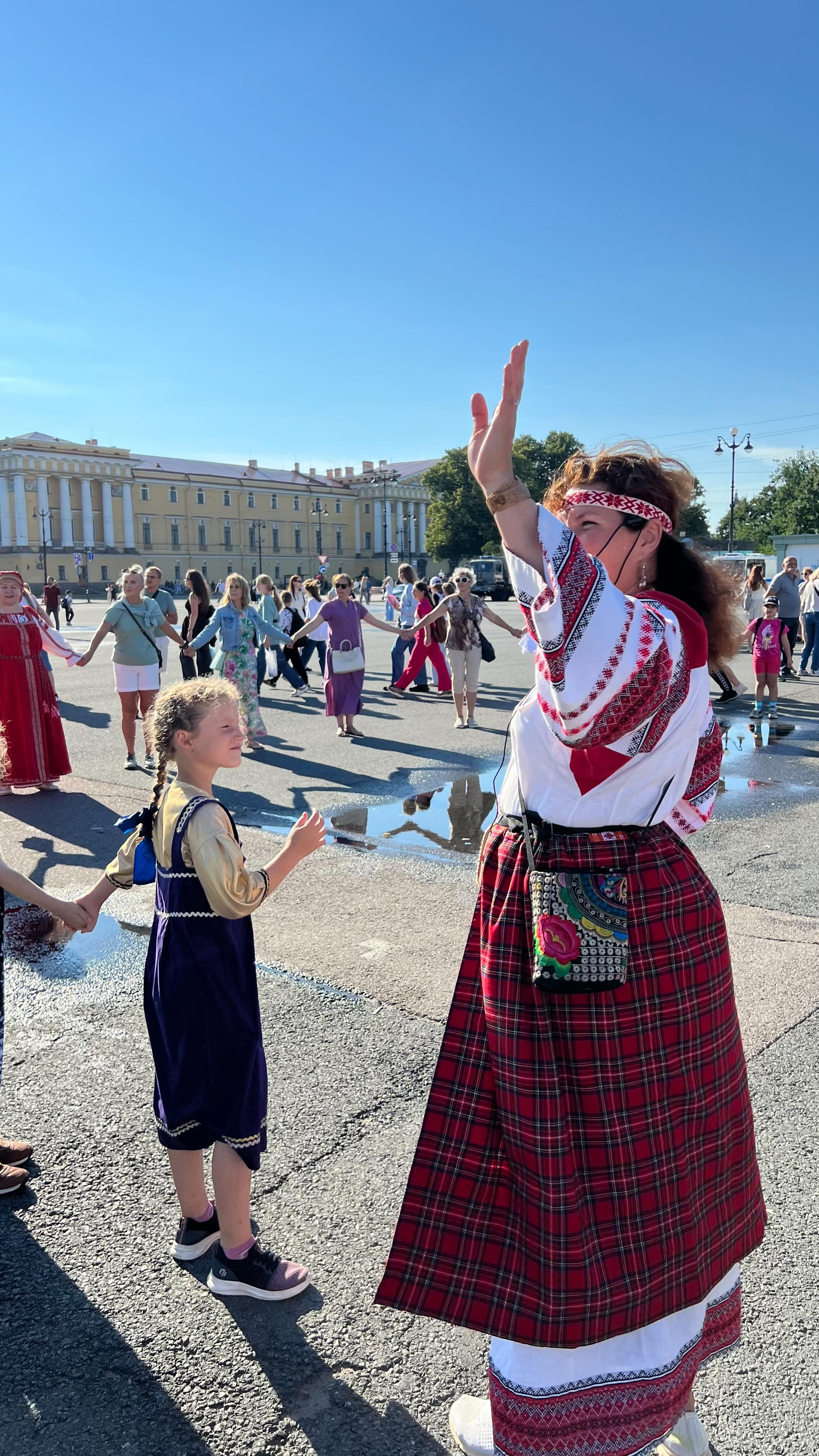 piter_v_serdtse в LOOKY. #дворцоваяплощадь,#питермоимиглазами,#хоровод,#летовгороде. 🔴Международный фест...
