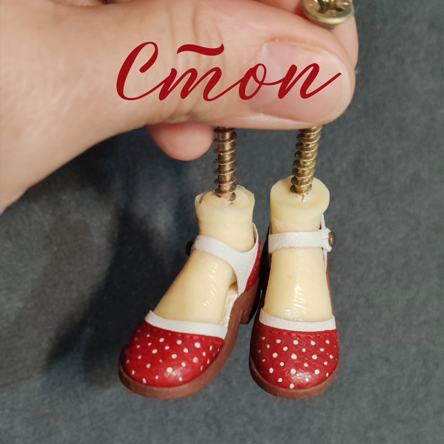 Этими чудесными Мухоморчиками для малышки Тендер 🥰 хочу сказать, что до конца года заказы не беру. Дабы не растягивать очередь бесконечно 🙈 Буду стараться к концу года максимально всех терпеливо ждущих осчастливеть. Лето выдалось ужасно жаркое и хоть факторы здоровья не мешали работа шла очень медленно. Надеюсь, что сейчас дело пойдёт быстрее 🤗
#zorgen_hand_made #hand_made #handmade #shoesfordolls #shoesforbjd #bjdshoes #bjd #bjddoll #bjd_doll #шарнирнаякукла #шарнирка #бждкукла #обувьдлякукол #обувьдлябжд #бждобувь