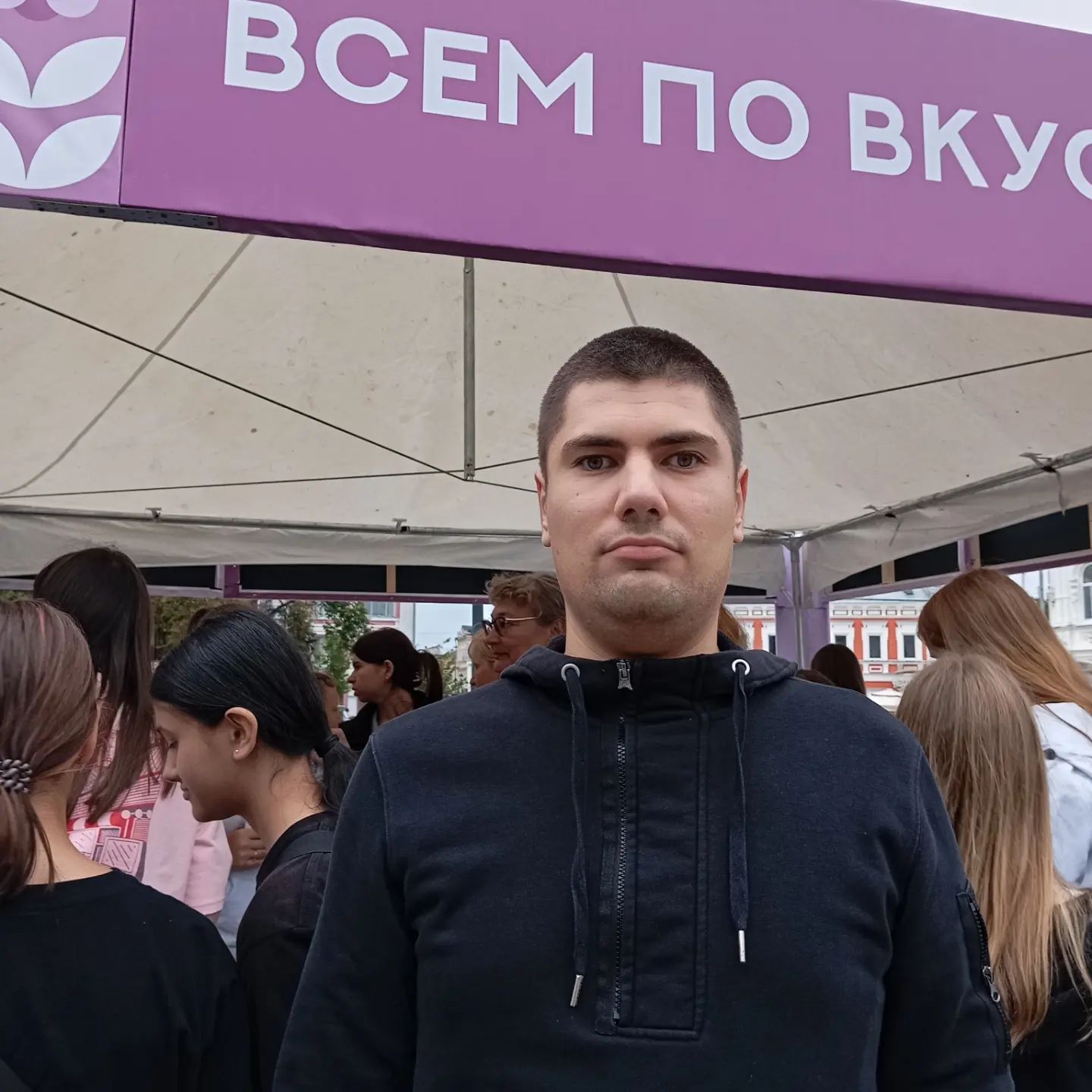 Мы смотрели концерт в честь Дня НН.