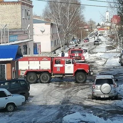 Уважаемые жители Маркса и Марксовского муниципального района, сообщаю вам, что мной было направлено обращение ввиде инициативного письма в правительство Саратовской области, на имя губернатора области. По поводу пожарной специальной противопожарной техники, речь идет про подстанцию в Марксе и с. Подлесное No47 .
Мною было предложено, организовать работу Добровольной пожарной дружины, которая сможет приезжать на пожары на своем транспорте (например списанную машину, можно сделать  как ДПД (Добровольная Пожарная Дружина г. Маркс, Марксовский район), зарплата будет исходить из бюджета области.

Также отмечу, что техника конечно имеет положительную характеристу, удовлетворительное состояние, но есть необходимость модернизации не только автопарка, но и оборудования.
Есть предложение о участие в программе "Пожарная безопасность Российской Федерации" , а также поручить включение закупок противопожарной техники в гос программе "Развитие промышленности и повышение её конкуретноспособности".
Есть 2 фактора финансирования средств, это фонд непредвиденных расходов, но тут стоит отметить, что не всегда деньги будут на модернизацию пожарной техники и оборудования. Вспомним  конец 2022 года, перед новым годом жители Маркса сидели три недели без водоснабжения из-за порыва на ул. Проспекта Ленина. Пришлось вводить положение чрезвычайной ситуации и выделяли деньги из областного бюджета.Соответственно этот вариант не подходит,так как непредвиденных ситуаций может быть много. Соответственно есть и второй, после списывания старых машин, бюджет пополняется, эти вырученные деньги добавляются в финансирование по гос программе...

Согласование двух механизмов позволит одновременно модернизировать пожарно-спасательную технику, аварийно-спасательное и пожарное оборудование, принадлежащее как федеральной противопожарной службе, так и противопожарным службам субъектов Российской Федерации. Суммарная потребность, с учетом замены устаревших автомобилей в общероссийском масштабе, по оценкам специалистов, составляет около 170 млрд рублей. По этой причине было предложено осуществлять активный этап модернизации пожарной техники в течение десяти лет.