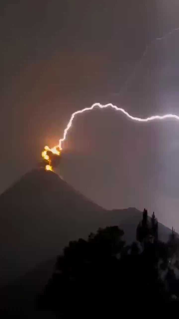 veeivyyy в LOOKY. #viralreelsfb,#veeivyyy,#reelsviralシ. Volcano thunder stri...