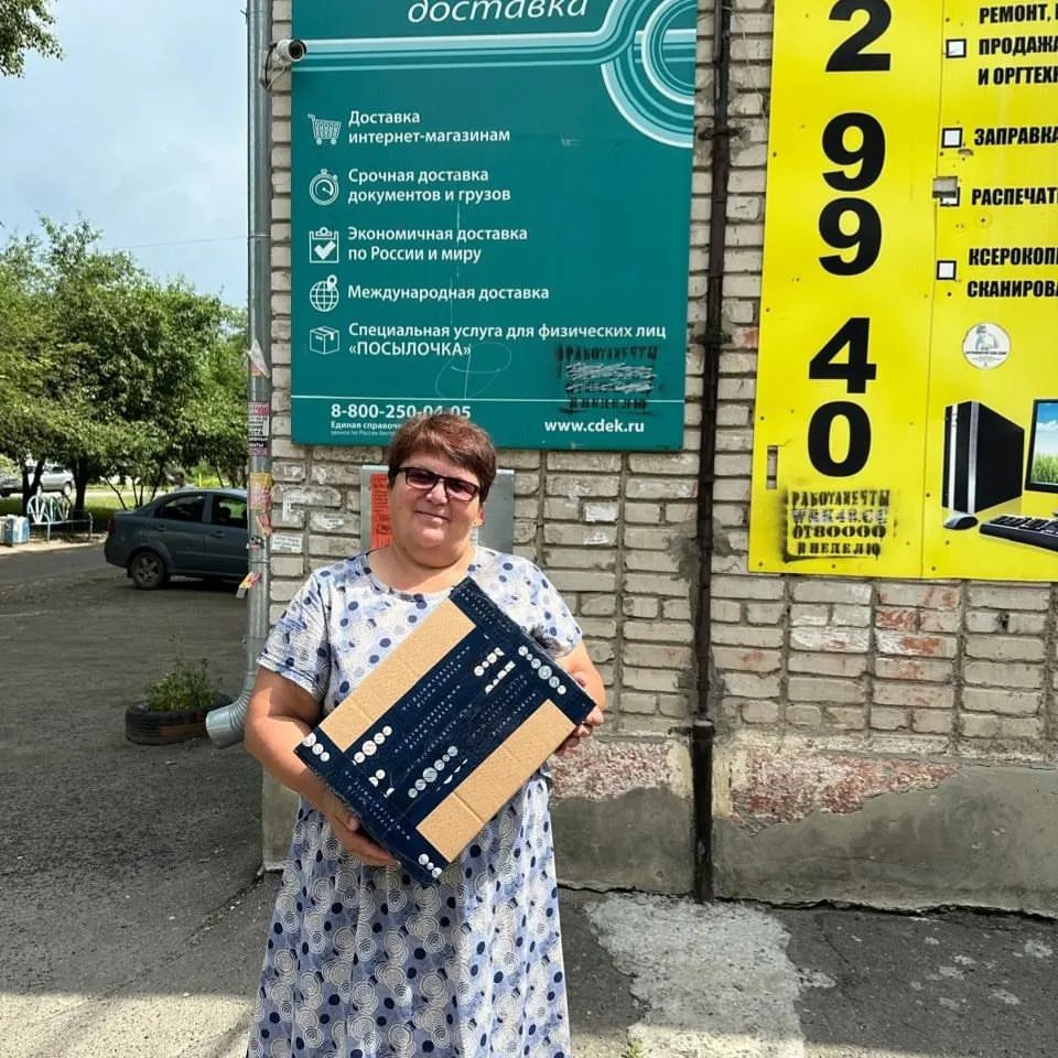 Привет, друзья, коллеги и гости моей страницы!👋 Сегодня хочется поделиться частичкой своей жизни, стаж работы у меня большой. Работала в общении с людьми. В октябре 2021 ушла на пенсию. Всё хорошо: квартира, рядом прекрасные дочери, замечательный внук.  Но когда у человека было много общения, а потом затишье. Нет, уныния не было.  Начала искать, чем можно заняться. Рисовала на футболках, шила диванные подушки, пекла и расписывала пряники, шоколад ручной работы.  Поиски продолжались.  И тут меня пригласили в компанию ESSENS. Отнеслась настороженно, но заинтересовалась. Основной продукт компании-это элитная парфюмерия с 20% концентрацией ароматической эссенции. Познакомилась с продукцией компании, узнала, как можно в компании зарабатывать деньги. За июль я заработала 28000 рублей.  Я влюбилась в компанию и возможности, которые она предоставляет. Открытием для меня стало то, что компания производит косметику для тела, гели, шампуни, бальзамы, средства личной гигиены.  Вся продукция компании ESSENS сертифицированная. Парфюмерия и косметика производятся из высококачественного сырья премиум-класса. В ESSENS несколько видов заработка:  1) можно просто продавать и иметь с этого доход 40% от продаж.  2) можно зарабатывать онлайн, регистрируя людей и выстраивая  свою структуру, получая за это хороший процент.  Жаль, что я не открыла для себя компанию ESSENS раньше, когда была моложе, но начинать никогда не поздно.  Дорогой друг, вот и ты не тяни! Познакомься с компанией сегодня и влюбись так же, как влюбилась я.  P.S. Здесь нет халявы!  Нужно учиться и работать. А мы в этом поможем и научим (обучение бесплатное).🔥🔥#ESSENS