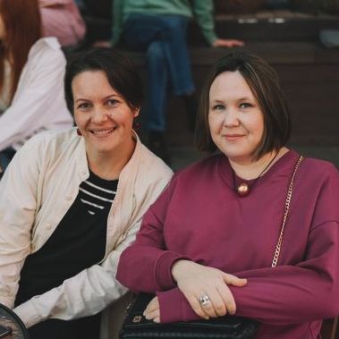 Попалась ещё в объектив фотографа с подругой и коллегой по кино и актёрской профессии Олей Савиловой) Все там же на кинофестивале)