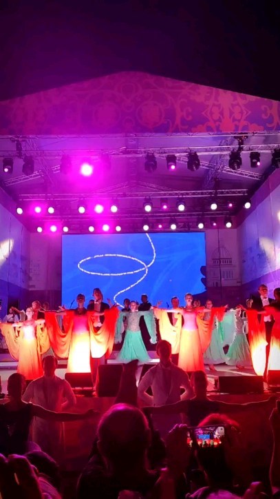 spbteatr в LOOKY. #Концерт,#СанктПетербург,#бал,#вальс,#шостакович,#балвлетнююночь,#фестивальцветов,#flowersfestival,#культура,#петербург,#ночь,#танцы,#waltz,#waltzdance,#night,#ball,#dancers,#dancing,#theatre,#culture,#concert. «Вальс №2» «Сюита дл...