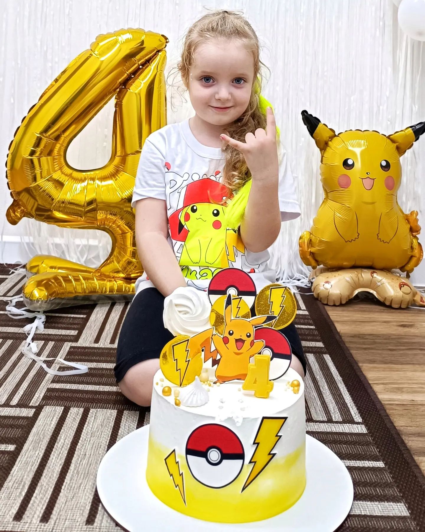 Родная доченька, ты чудо!» —
Могу я вечно говорить!
И знай, тебя всегда я буду
Так сильно, искренне любить!

Тебе уже четыре года,
Моя принцесса, мой цветочек!
Пусть детство будет слаще меда,
Прекрасным — каждый твой денечек!

Улыбка солнечная светит
Пускай на личике твоем!
Будь всех счастливей на планете
И развивайся день за днем!