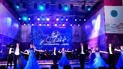 spbteatr в LOOKY. #Концерт,#СанктПетербург,#вальс,#балвлетнююночь,#концерт,#бал,#петербург,#танцы,#фестивальцветов,#waltz,#waltzdance. 🎶 Вальс Евгения Дог...