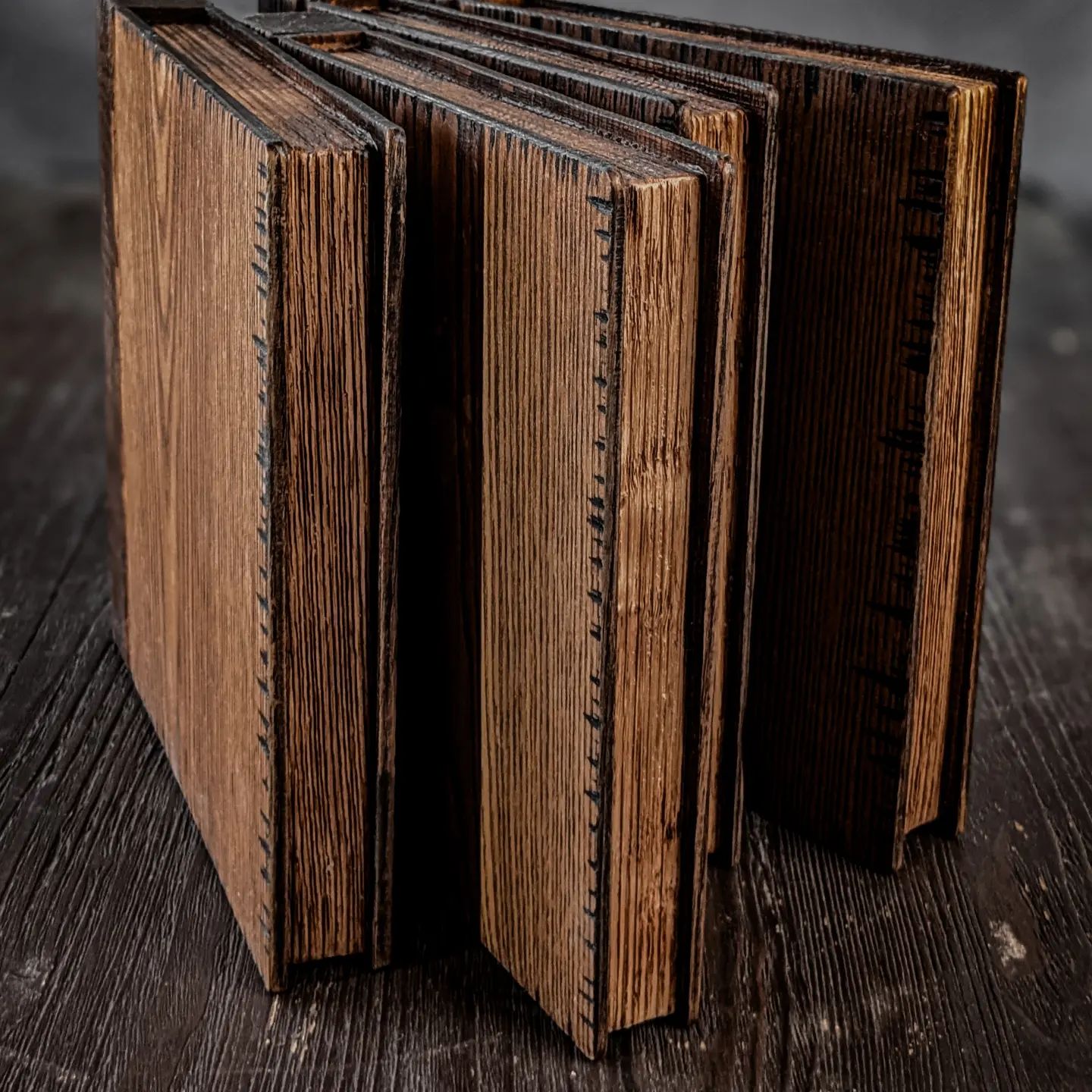 Разделочная доска из натурального дерева, в форме старинной книги, это отличный выбор для подачи блюд на стол. Она также может стать частью интерьера кухни или комнаты, создавая уютную атмосферу и добавляя нотку оригинальности в дизайн.

@wineteria
#wineteria

+79526660663

#первыйразвпервыйкласс
#осень
#питер
#подставкаиздерева
#деревянныйподнос
#доскадляподачи
#длякухни