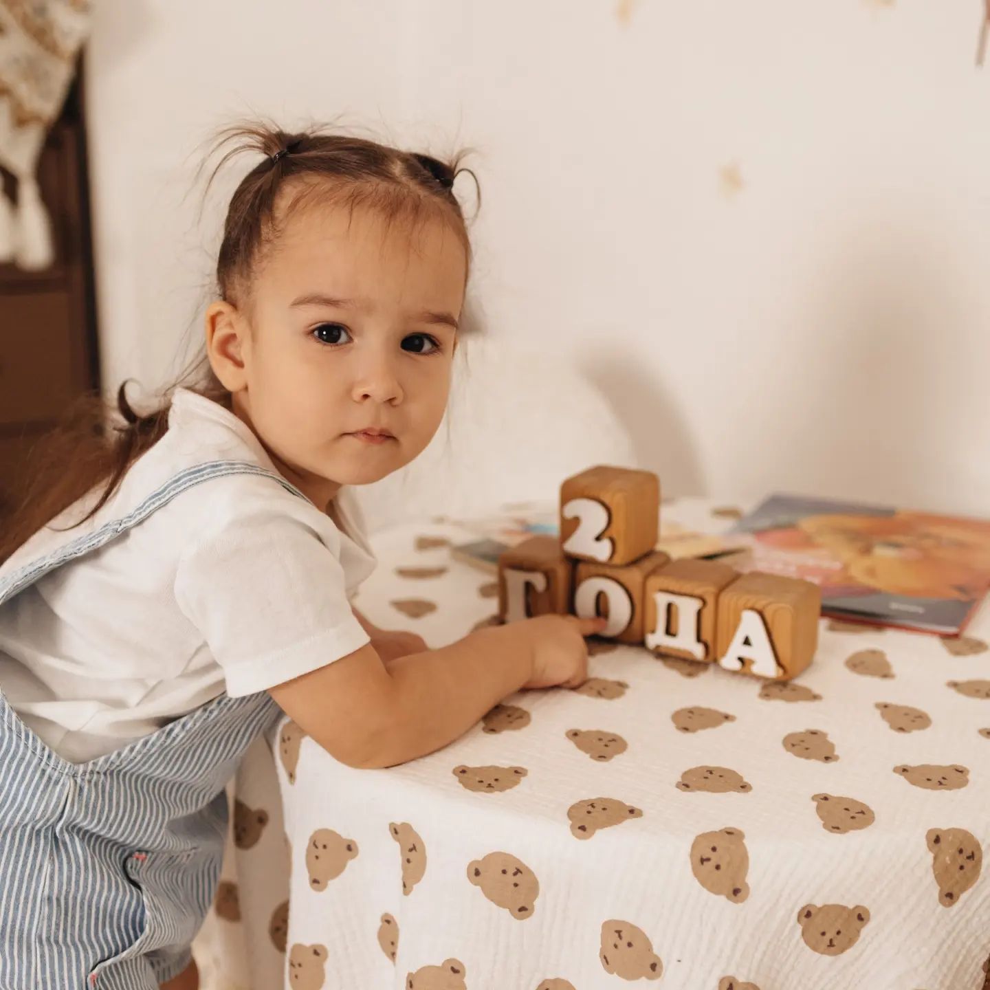 2 годика нашей булочке🥳
Говорят чужие дети быстро растут,а свои растут ещё быстрее.
2 года назад мы впервые увиделись и эта девочка перевернула нашу жизнь❤️
Моё видение декрета и материнства координально изменилось.
Я ждала спокойную,тихую и удобную дочь,но Есения показала,что бывает по другому😅
Несмотря на все Есюша подарила нам много любви,эмоций и счастья🥹
Будь счастлива наша девочка,мы очень любим тебя❤️