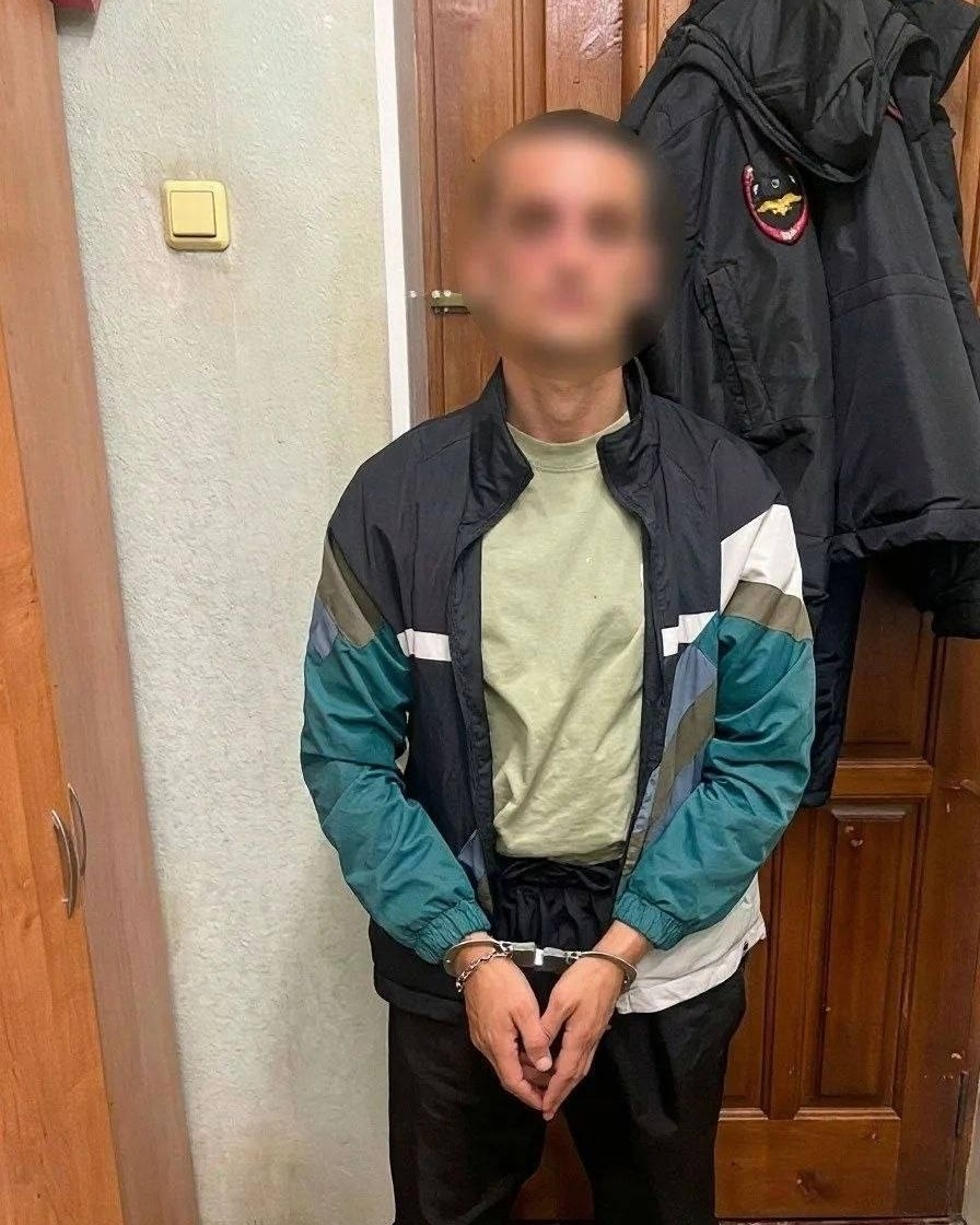 Серийного угонщика задержали после погони

По данным полиции, 38-летний мужчина за август угнал пять японских автомобилей без сигнализации. Четыре машины пропали с парковок в микрорайоне, ещё одна — из центра города Благовещенск

22 августа его заметили на трассе «Амур» за рулём Nissan Safari без номеров. Водитель попытался скрыться, после чего внедорожник съехал с дороги, а мужчина убежал в лес. Позже его задержали в Свободном. В полиции уточнили, что ранее он уже был судим за аналогичные преступления и вышел на свободу в июне.

⚡@svbstar