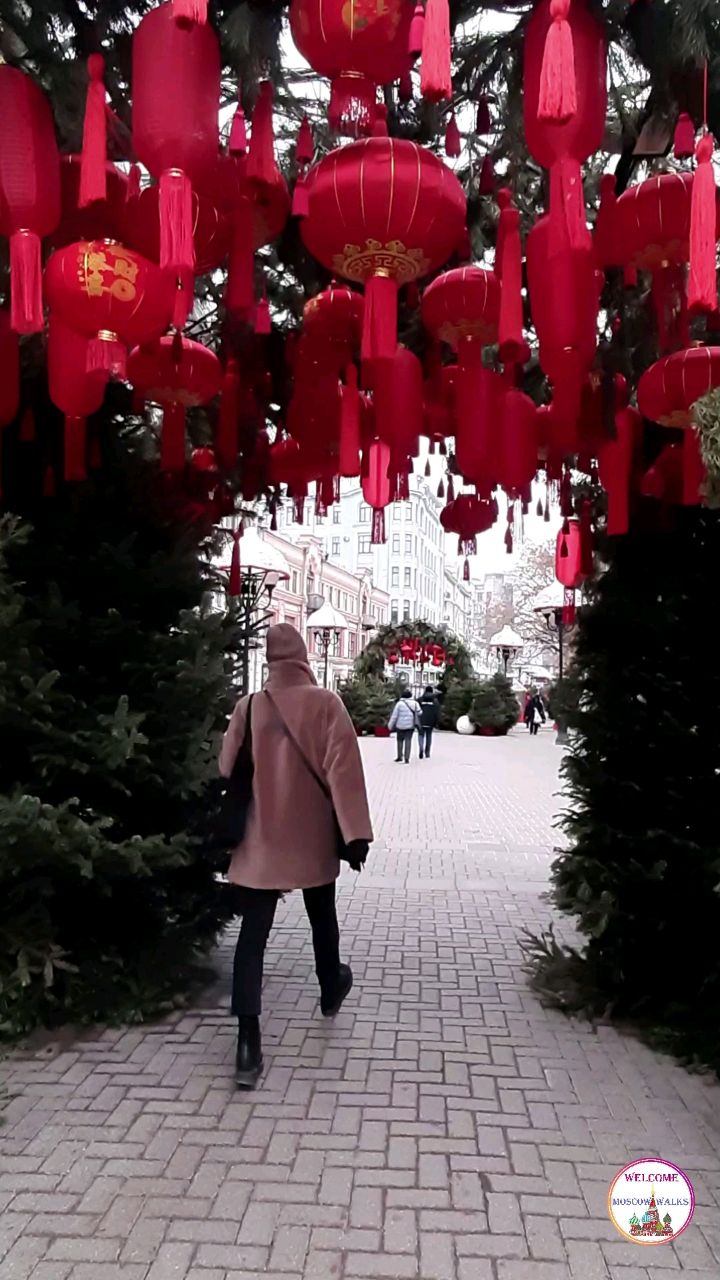 Welcome Moscow walks в LOOKY. #москва,#декор,#настроение. На Арбате царит ярка...