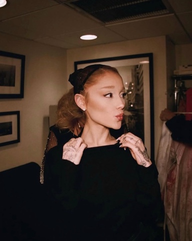 Ariana Grande в LOOKY. . Home sweet home 🥹💓...