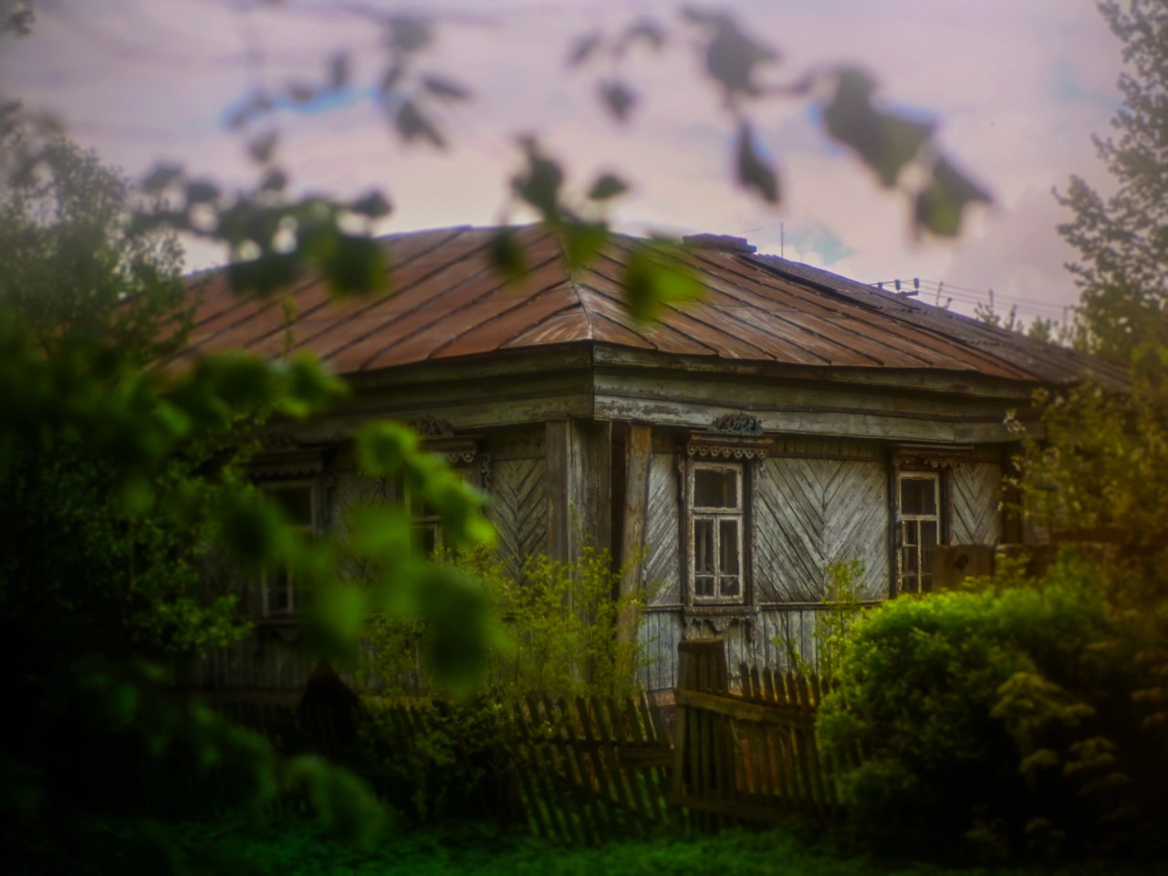 "В деревне Иваново"

#Записки_самоучки...

Пикториальная фотография - это не когда ты накрутил на свою зеркалку старый советский объектив, оставив в нём одну линзу и обозвал это съёмкой на монокль. 

И ни тогда, когда налил на лист гуммиарабика и отпечатал фотографию припаркованной во дворе Лады твоего соседа. 

Пикторииальная фотография становится таковой, когда снимок и отпечаток выполнены с художественной задумкой и несут в себе атмосферу. При этом техника и средства не важны, ибо являются всего лишь инструментами. 

#фотограф #фотосет #фотография #родной_пейзаж #пейзаж #Серпухов #романтический_пейзаж #фотографСерпуховПущиноПротвино 
 
#Творческая_мастерская_Юрия_Суркова_и_Анастасии_Есиповой