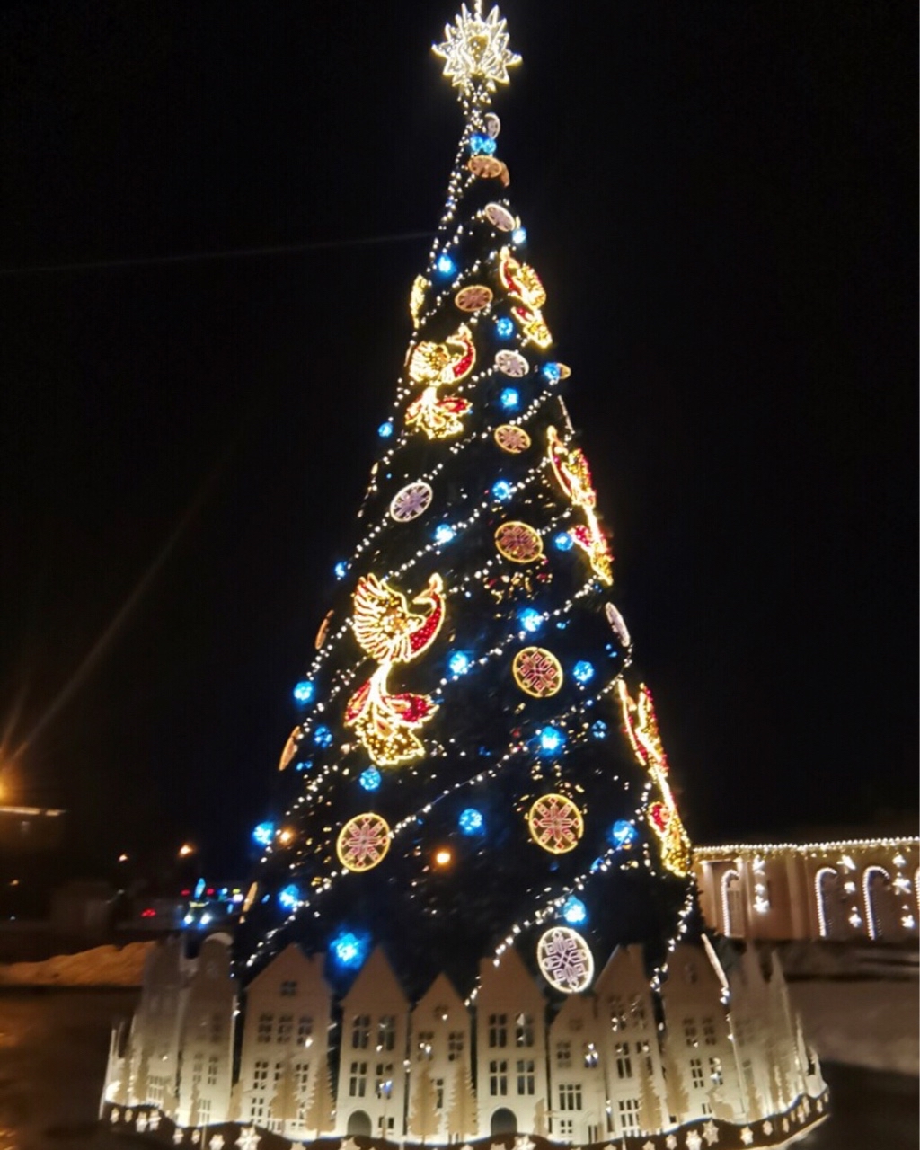 Kanakeira в LOOKY — Ёлочка нашего городка 🎄
#ЦарскоеСело #Пушкин #СновымГодом #