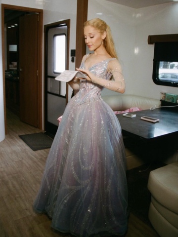 Ariana Grande в LOOKY. . 