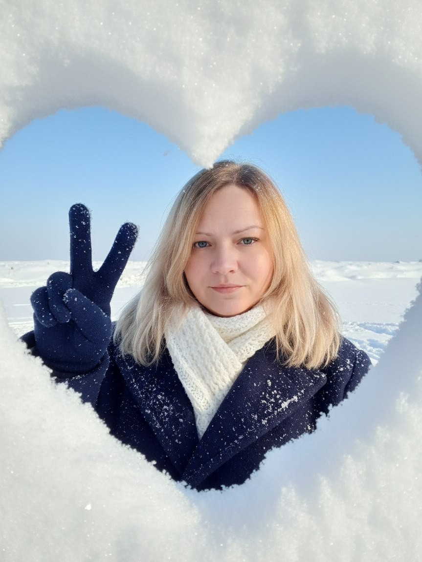 Доброе снежное утро! 👋

Кажется, кто-то меня потерял в этой круговерти из снега и холода. А я здесь! Жива, здорова, но слегка припорошена. 😅

Зима выдалась суровая, а работа у меня, сами знаете, ходячая. В итоге, я просто... зарылась в сугробах. Добиралась до вас так долго, но в итоге добралась! 🥶

Теперь я отряхнулась, согрелась и готова радовать вас своим присутствием как можно чаще. Не теряйте! 🤍