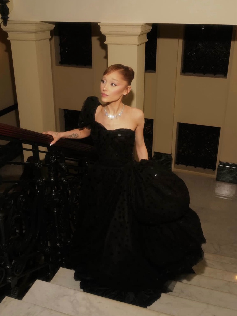 Ariana Grande in LOOKY