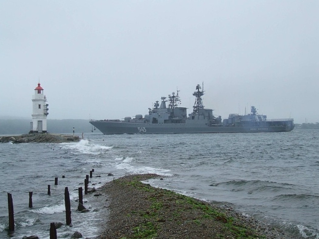 Испанцы 
: (помехи на заднем фоне) … говорит А-853, пожалуйста, поверните на 15 градусов на юг, во избежание столкновения с нами. Вы движетесь прямо на нас, расстояние 25 морских миль. 
Американцы 
: (помехи на заднем фоне) …советуем вам повернуть на 15 градусов на север, чтобы избежать столкновения с нами. 
Испанцы 
: Ответ отрицательный. Повторяем, поверните на 15 градусов на юг во 
избежание столкновения. 
Американцы 
(другой голос): С вами говорит капитан корабля Соединенных Штатов Америки. Поверните на 15 градусов на север во избежание столкновения. 
Испанцы 
: Мы не считаем ваше предложение ни возможным, ни адекватным, советуем вам повернуть на 15 градусов на юг, чтобы не врезаться в нас. 
Американцы 
(на повышенных тонах): С ВАМИ ГОВОРИТ КАПИТАН РИЧАРД ДЖЕЙМС ХОВАРД, КОМАНДУЮЩИЙ АВИАНОСЦА USS LINCOLN, ВОЕННО-МОРСКОГО ФЛОТА СОЕДИНЕННЫХ ШТАТОВ АМЕРИКИ, ВТОРОГО ПО ВЕЛИЧИТЕ ВОЕННОГО КОРАБЛЯ АМЕРИКАНСКОГО ФЛОТА. НАС СОПРОВОЖДАЮТ 2 КРЕЙСЕРА, 6 ИСТРЕБИТЕЛЕЙ, 4 ПОДВОДНЫЕ ЛОДКИ И МНОГОЧИСЛЕННЫЕ КОРАБЛИ ПОДДЕРЖКИ. Я ВАМ НЕ «СОВЕТУЮ», Я «ПРИКАЗЫВАЮ» ИЗМЕНИТЬ ВАШ КУРС НА 15 ГРАДУСОВ НА СЕВЕР. В ПРОТИВНОМ СЛУЧАЕ МЫ БУДЕМ ВЫНУЖДЕНЫ ПРИНЯТЬ НЕОБХОДИМЫЕ МЕРЫ ДЛЯ ОБЕСПЕЧЕНИЯ БЕЗОПАСНОСТИ НАШЕГО КОРАБЛЯ. ПОЖАЛУЙСТА, НЕМЕДЛЕННО УБЕРИТЕСЬ С НАШЕГО КУРСА!!!! 
Испанцы 
:: С вами говорит Хуан Мануэль Салас Алкантара. Нас 2-е человек. Нас сопровождают наш пес, ужин, 2 бутылки пива и канарейка, которая сейчас спит. Нас поддерживают радиостанция «Cadena Dial de La Coruna» и канал 106 » Экстремальные ситуации в море». Мы не собираемся никуда сворачивать, учитывая, что мы находимся на суше и являемся маяком А-853 пролива Финистерра Галицийского побережья Испании. Мы не имеем ни малейшего понятия, какое место по величине мы занимаем среди испанских маяков. Можете принять все гребаные меры, какие вы считаете необходимыми и сделать все что угодно для обеспечения безопасности вашего гребаного корабля, который разобьется вдребезги об скалы. Поэтому еще раз настоятельно рекомендуем вам 
сделать наиболее осмысленную вещь: изменить ваш курс на 15 градусов на юг во избежания столкновения. 
Американцы 
: Ok, принято, спасибо.

P. S. : продолжение далее
#юмор
#задорнов
[#память ](память)