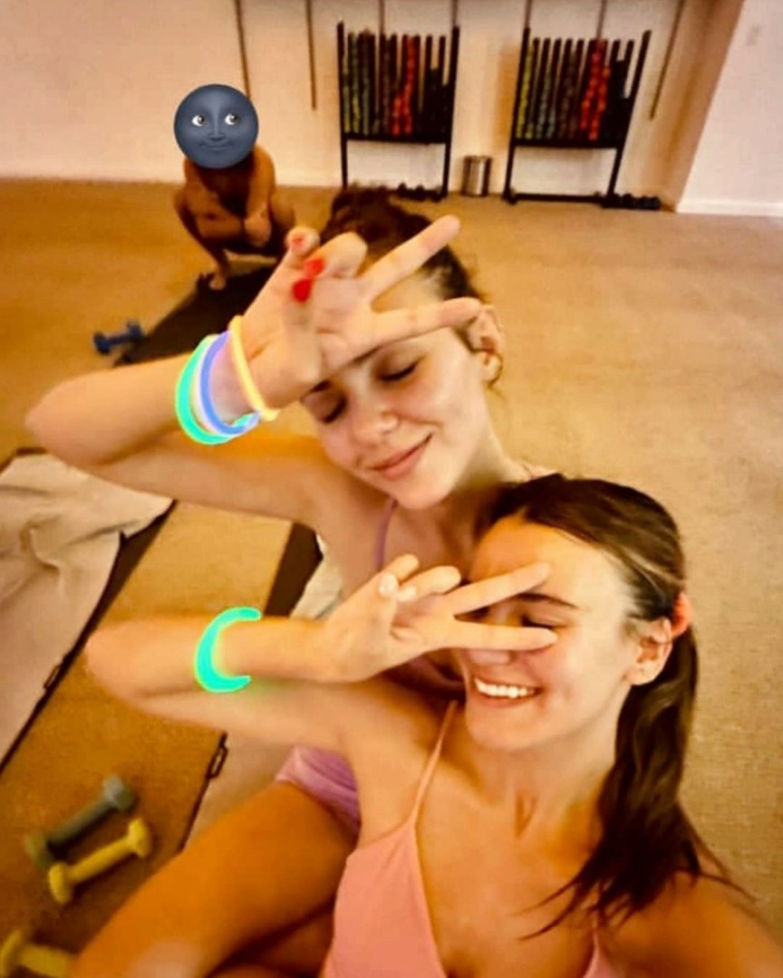Glow stick hot yoga was a viiiibe 🌟😍@themadgrace