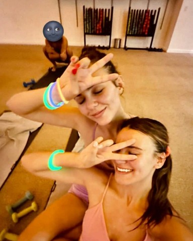 _victoriajustice_1993 в LOOKY. . Glow stick hot yoga ...
