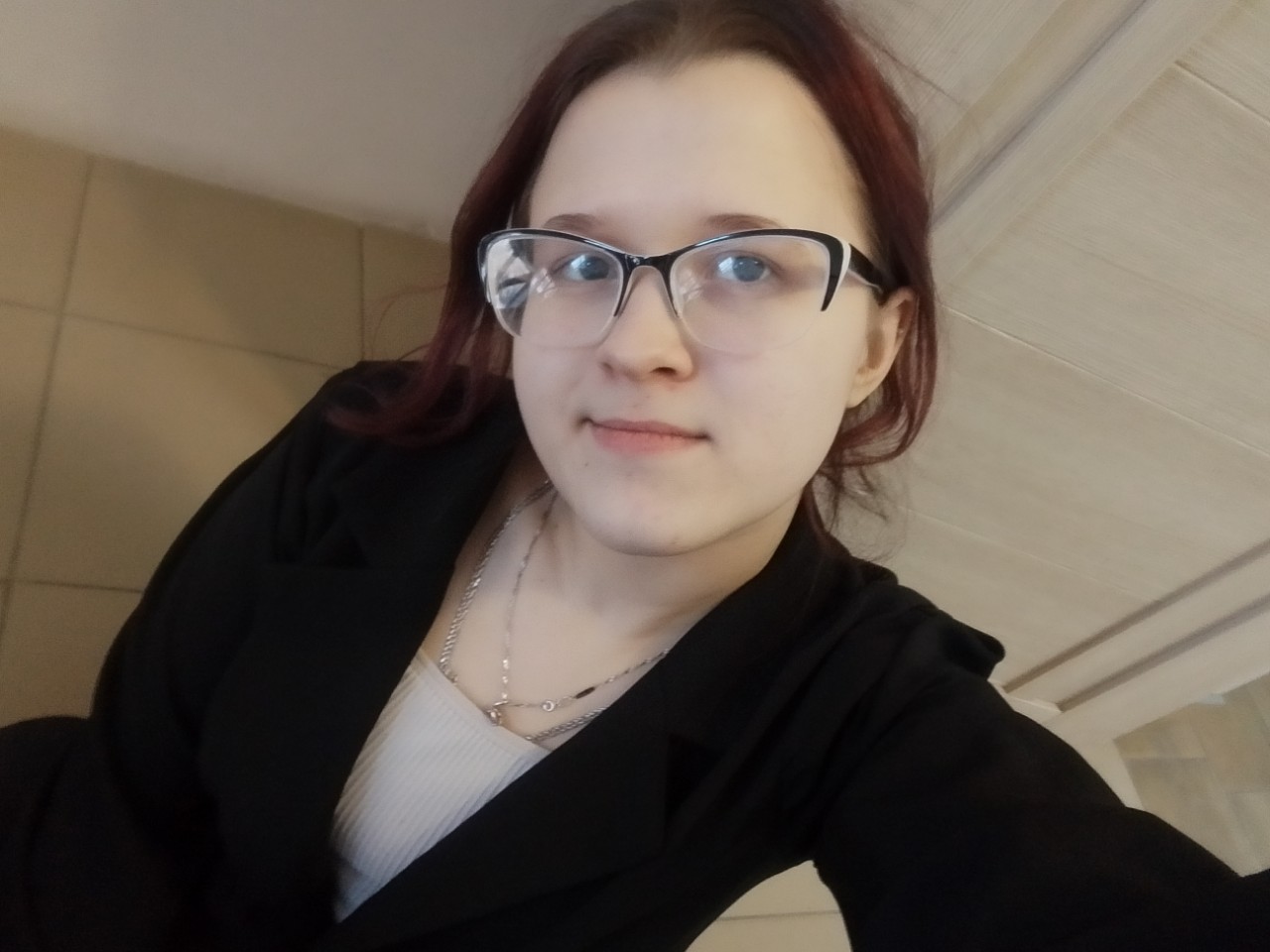 Koralik в LOOKY — Что ж, давайте познакомимся с вами, я Ксюша, мне 19 лет. Явл