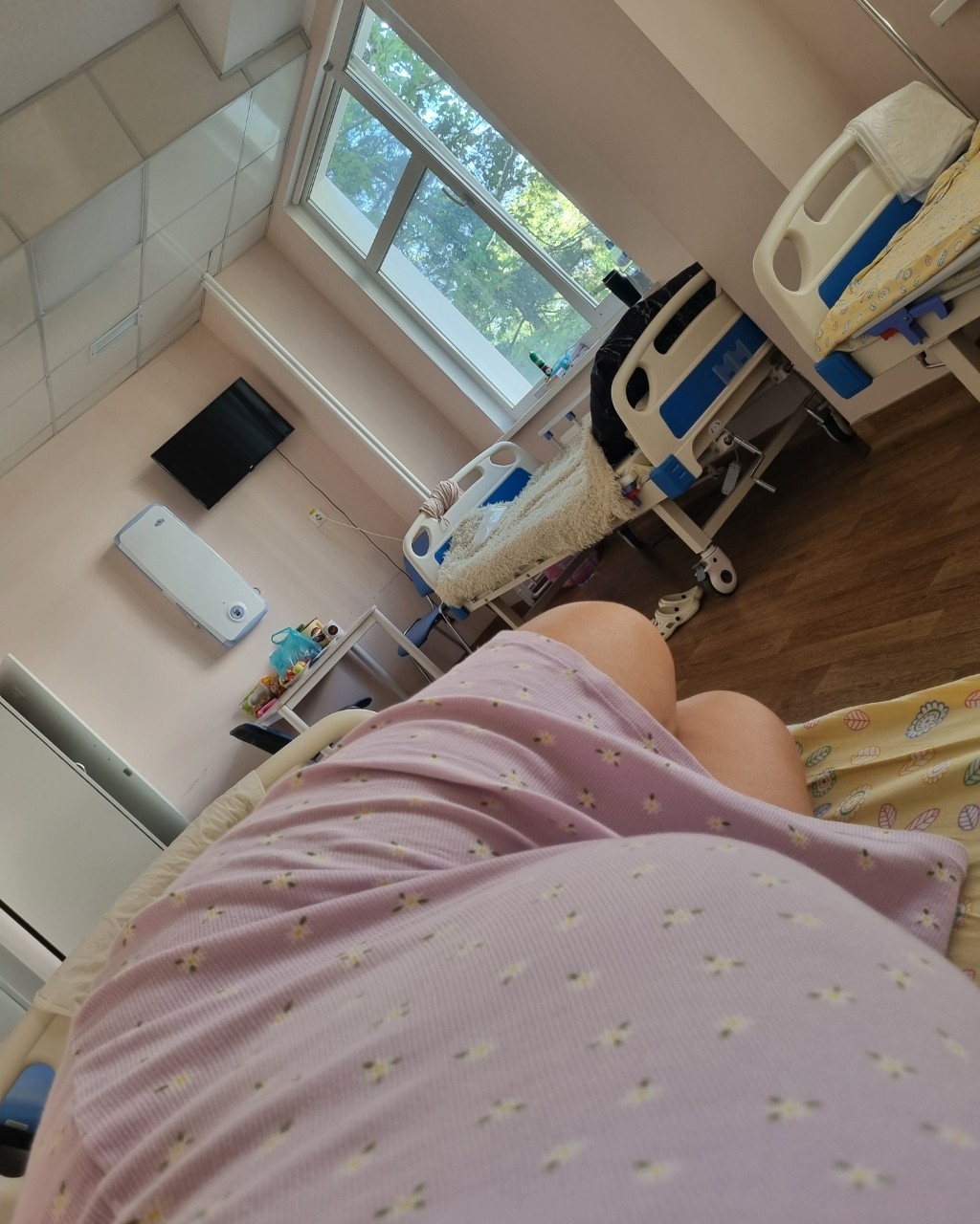 Наше путешествие началось внезапно 😁

Несколько дней я лежала в больнице. Ох уж эти уколы, ужасная еда и скука... 
Не самая плохая больница в моей жизни, но я вообще терпеть не могу такие заведения, да и болею редко🤒
А вы? 
#больница #роды