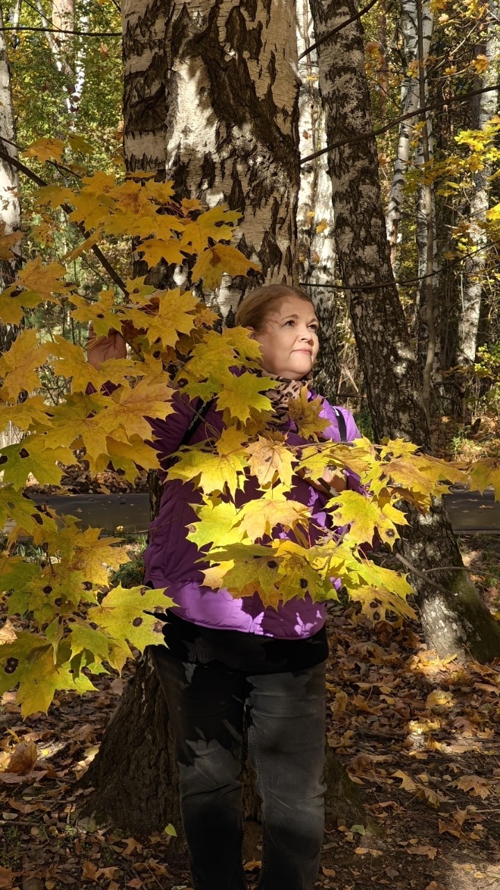 Моменты счастья в осеннем лесу.🍂🍁

Окрасились деревья багрянцем и золотом, и только сосны и ели стоят неизменные в своем ярко-зеленом наряде.🌲