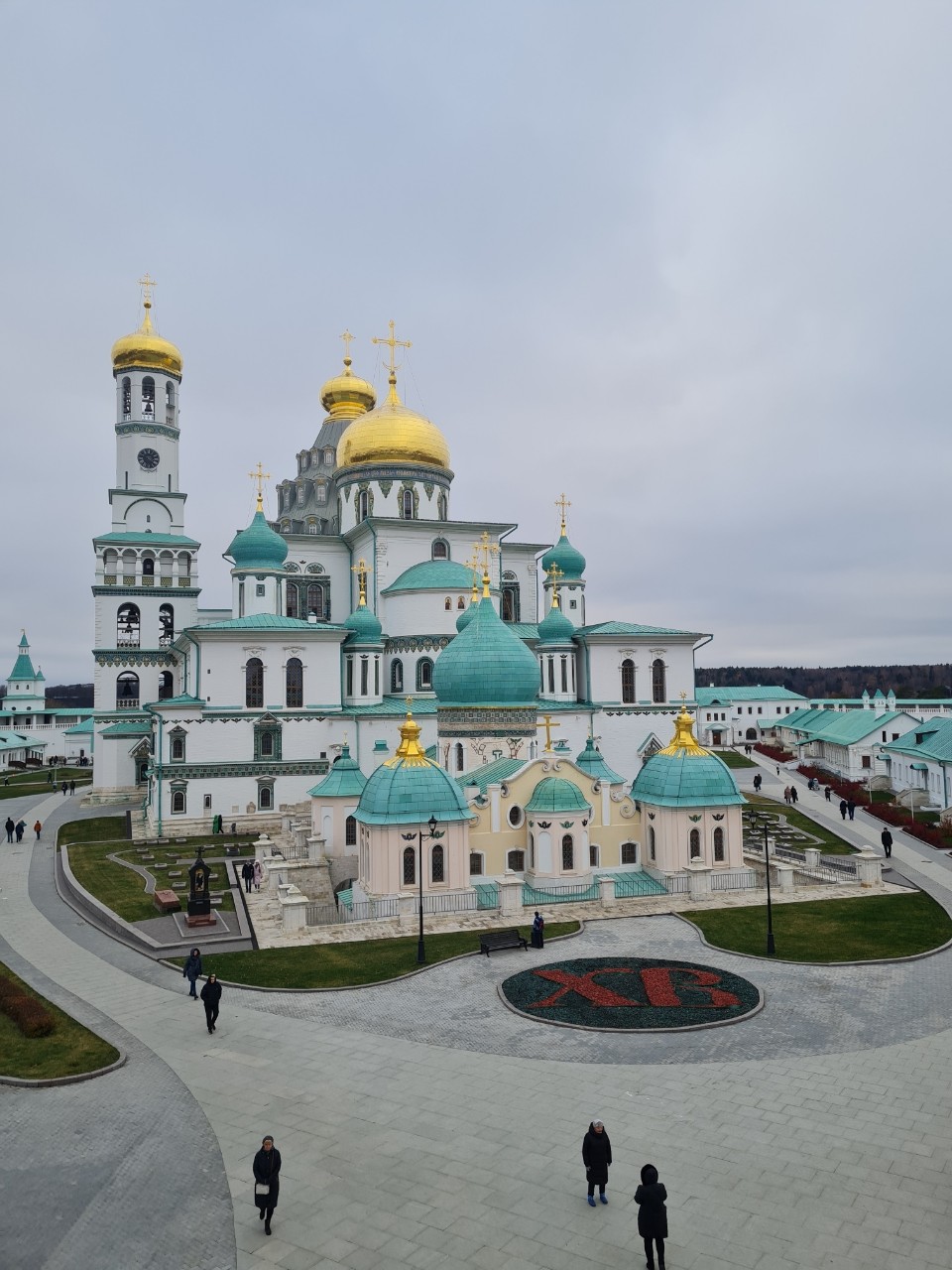 Истра.
Истра меня очень сильно удивила своим монастырём. Это действительно очень красивое место, и недаром оно входит в топ-5 городов Подмосковья, не говоря ещё про историческую ценность этого места. Внутри храма находится небольшая часовня с Гробом Господним, как в Иерусалиме. Внутри монастыря есть где погулять и на что полюбоваться, плюс можно пройтись по самой стене монастыря. Очень красиво — это один из самых красивых монастырей, в которых я был. Если у вас будет возможность и время сюда приехать, обязательно приезжайте — точно не пожалеете
#истра #подмосковья #подмосковье #путешествие #путешествия #отдых #монастырь #россия