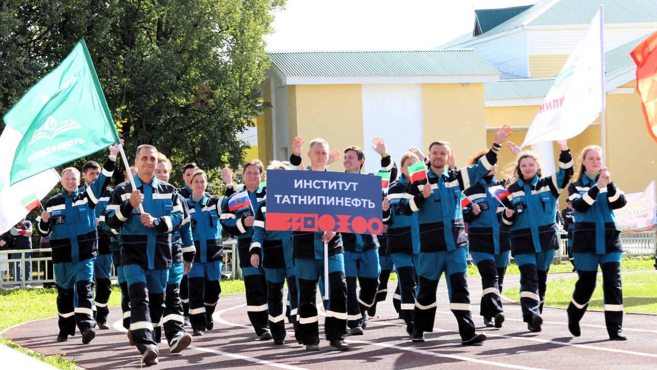Парад предприятий ко Дню города Бугульмы, Дню Республики Татарстан и Дню работников нефтяной и газовой промышленности.

#Деньгорода #деньнефтяника #деньресрубликиТатарстан #спраздником #Россия #Татарстан #Бугульма #Бугульме245 #город #роднаяБугульма #празднование #лето #август #лето2026 #август2026 #фото #вкадре #день #стадион #стадионЭнергетик